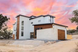 Heated Pool•XL Hottub•Rooftop Movie Theater•Walk to Frio River•Firepit•Sleeps 24